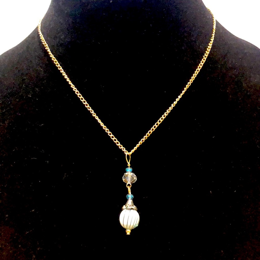 Dainty Hand Beaded Pendant Necklace w/Closure Deta